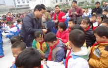 德江县关工委到长堡镇开展“爱心图书室”捐赠授牌活动