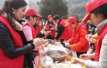 “正能量”志愿者团队走进寨英古镇开展爱老助老服务活动