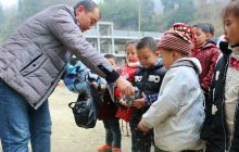 德江爱心人士为山区孩子送温暖