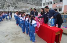 德江县长堡镇中心完小举行“爱心包裹”发放仪式