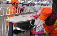 松桃环卫工人冲洗街道迎元旦