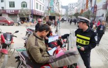 万山交警进村“赶场”，宣传提升农村群众交通安全意识