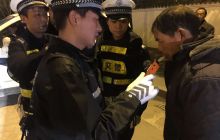 万山交警大队圣诞前夕开展酒驾整治行动守护平安