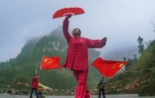 田野沐歌徒步队送戏下乡