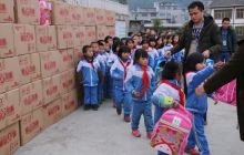 “爱心包裹”送进高山镇中心完小