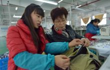 【网络媒体走转改】冬闲人不闲，苗乡村民忙挣钱