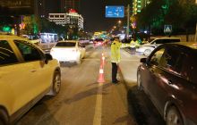 万山交警开展“春运”前夜查酒驾专项整治行动