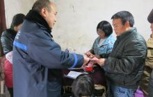 松桃县交通运输局向寨英、平头二镇结对帮扶贫困户拜早年