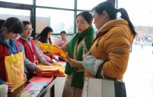 志愿行动在开展 服务旅客送温暖