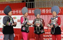 松桃贫困户变股民  年终喜分红