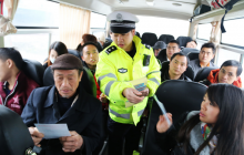  万山交警春运宣传进客运，交通知识传每心