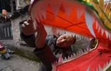 寨英古镇编扎滚龙迎新年