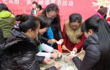 迎新春包饺子 送祝福和谐邻里情