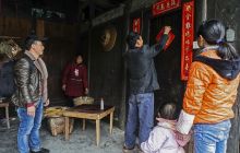 和平乡经果林合作社为社员贫困户送温暖