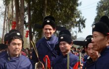 百名春官齐聚楼上古寨“说春”