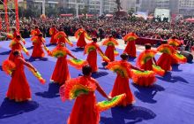 “苗乡舞步”闹新春