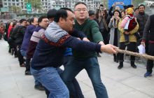 沿河开展全民健身拔河比赛活动