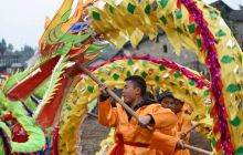 松桃：非遗滚龙闹新春
