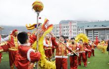 石阡 “娃娃龙”欢腾闹春