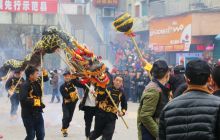 德江举行龙灯游行庆元宵