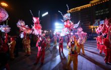 玉屏“祥龙戏春”引万人狂欢