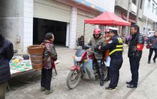 万山交警春季宣传进村，劝导教育“保平安”