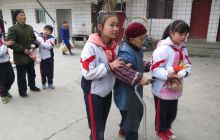 德江二小组织60余名师生到敬老院送爱心