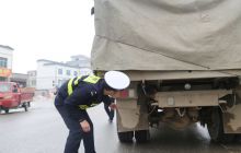 万山交警严查客货运车辆交通违法行为