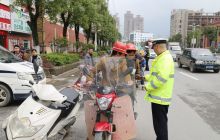 万山交警开展摩托车交通违法专项整治行动
