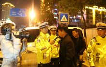 万山交警开展春季酒驾夜查整治行动