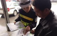 万山交警开展“贵州交警APP答题赢积分”宣传