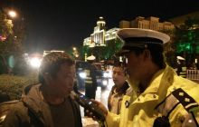 万山交警开展清明节夜查酒驾整治行动