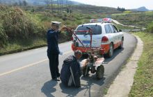 一耕地机行驶中抛锚 松桃路政热心帮忙受赞