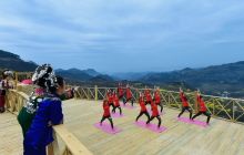 响水花海练瑜伽，美在春天里