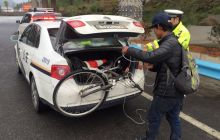 聋哑人骑行上高速 高速交警德江大队及时消除隐患