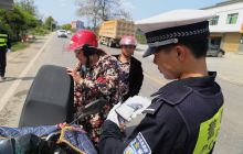 万山交警严查各类机动车交通违法行为