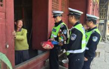 高速交警德江大队进村入户送爱心