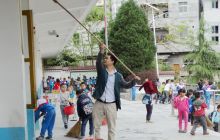 松桃县妙隘乡完小师生整脏治乱齐行动