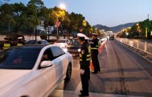 万山交警开展“党代会”期间道路交通整治工作