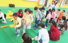 德江县第四幼儿园开展民间游戏《跳竹竿》活动