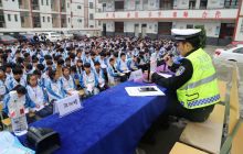 万山交警做好“五一”节假日交通安全宣传教育活动