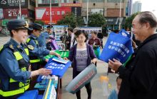 铜仁公路路政管理部门在锦江广场开展交通法规宣传教育活动