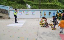 万山交警走进幼儿园上交通安全知识课