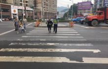 “爱心助力”万山交警在路上