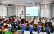 万山交警为辖区幼儿园送儿童节“礼物”