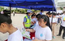 万山交警积极开展“全国安全生产月”宣传咨询日活动