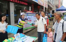 万山交警联合多部门下乡开展“安全生产月”宣传教育活动