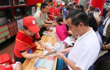 碧江安全生产月咨询日消防礼品“抢手”