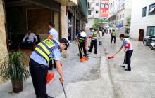 创卫国家卫生县城 德江交警在行动