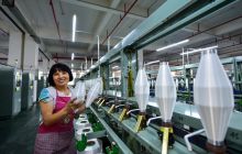 松桃纺织厂让贫困群众实现家门就业